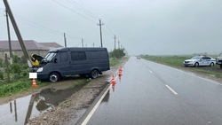 «Газель» врезалась в опору ЛЭП в Кировском округе